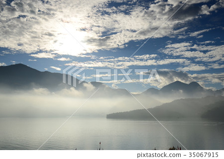 風景 湖 山 雲 霧 台灣 日月潭 光束 湖面 日出 清晨 早晨 安靜 旅遊 悠閒 詩意 斜射光 35067915