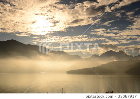 風景 湖 山 雲 霧 台灣 日月潭 光束 湖面 日出 清晨 早晨 安靜 旅遊 悠閒 詩意 斜射光 風景 湖 山 雲 霧 台灣 日月潭 光束 湖面 日出 清晨 早晨 安靜 旅遊 悠閒 詩意 斜射光 35067917