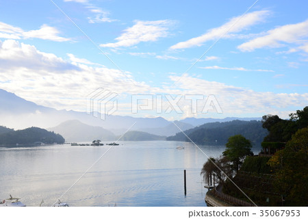 風景 湖 山 早晨 清晨 霧 日月潭 台灣 日出 山巒 霧氣 天空 小島 旅遊勝地 樹 神秘 旅遊 風景 湖 山 早晨 清晨 霧 日月潭 台灣 日出 山巒 霧氣 天空 小島 旅遊勝地 樹 神秘 旅遊 35067953