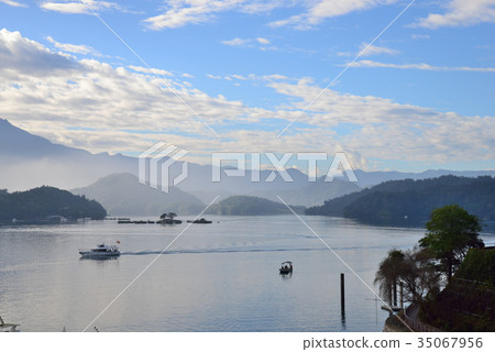 風景 湖 山 早晨 清晨 霧 日月潭 台灣 日出 山巒 霧氣 天空 小島 旅遊勝地 樹 神秘 旅遊 風景 湖 山 早晨 清晨 霧 日月潭 台灣 日出 山巒 霧氣 天空 小島 旅遊勝地 樹 神秘 旅遊 35067956