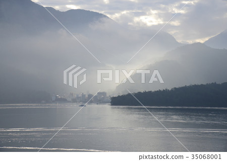 風景 霧 光 湖 山 早晨 清晨 日月潭 台灣 日出 山巒 建築 晨光 旅遊勝地 神秘 海市蜃樓 船 風景 霧 光 湖 山 早晨 清晨 日月潭 台灣 日出 山巒 建築 晨光 旅遊勝地 神秘 海市蜃樓 船 35068001