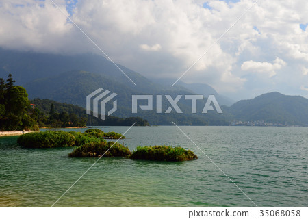 風景 湖 植物 雲 山 湖邊 岸邊 湖畔 日月潭 台灣 山巒 天空 草 旅遊勝地 旅遊 多雲 城市 35068058