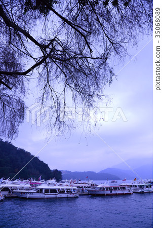 風景 湖 船 台灣 日月潭 湖畔 湖岸 樹 碼頭 霧 旅遊 休閒娛樂 休閒活動 旅遊勝地 陰天 冬天 風景 湖 船 台灣 日月潭 湖畔 湖岸 樹 碼頭 霧 旅遊 休閒娛樂 休閒活動 旅遊勝地 陰天 冬天 35068089