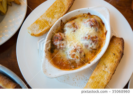 Meatballs in a white sauce with garlic bread 35068960