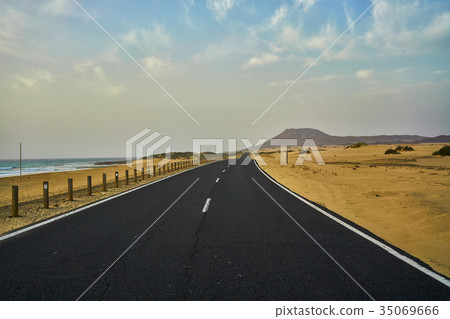 Road through the middle of Desert 35069666