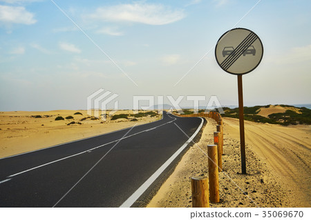 Road through the middle of Desert 35069670