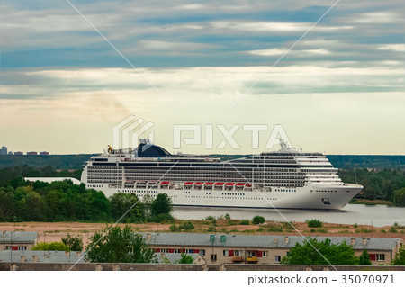 White passenger ship White passenger ship 35070971