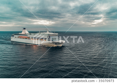 White cruise liner aerial view White cruise liner aerial view 35070973