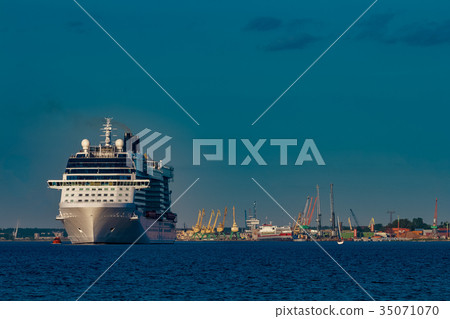 White giant cruise liner White giant cruise liner 35071070