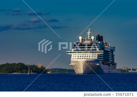 White giant cruise liner White giant cruise liner 35071071