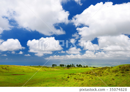 Beautiful tranquil view of Maui landscape Beautiful tranquil view of Maui landscape 35074828