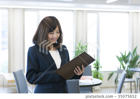 Young woman working 35075652