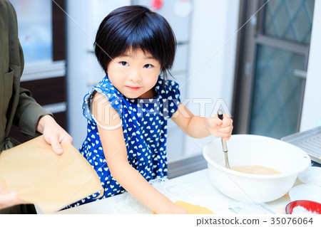 Girls to help cooking 35076064