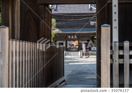 Sanmon seen from the center gate of Sengakuji Temple 35076157