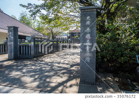 Approach to Ako Yoshishi Tomb in Sengakuji Temple 35076172
