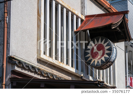 在Sengakuji寺前的紀念品商店中的Yamaka Ryujin Drum 在Sengakuji寺前的紀念品商店中的Yamaka Ryujin Drum 35076177