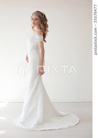beautiful bride posing wedding hairstyle and dress 35076477