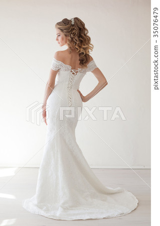 beautiful bride posing wedding hairstyle and dress 35076479