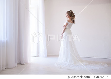 bride in wedding dress in a white room bride in wedding dress in a white room 35076596