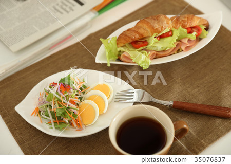 Sandwiches, salad and coffee to eat at work 35076837
