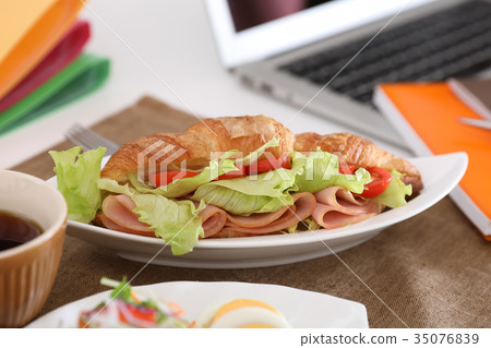 Sandwiches, salad and coffee to eat at work 35076839