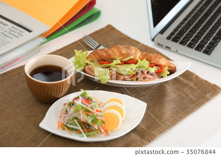 Sandwiches, salad and coffee to eat at work 35076844