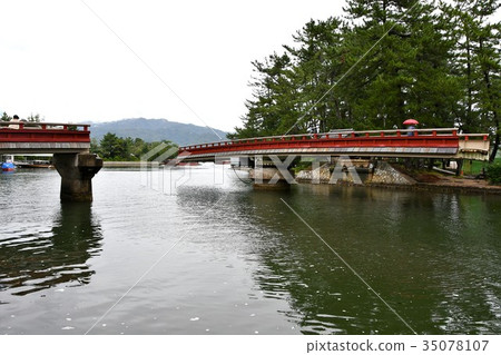 Triumphal bridge in the rain Triumphal bridge in the rain 35078107