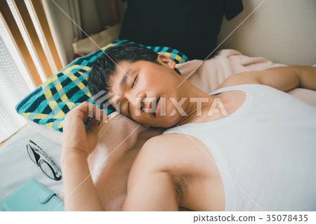 睡覺 男人 男 35078435