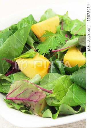 Salmon and baby leaf salad (up) Salmon and baby leaf salad (up) 35078454