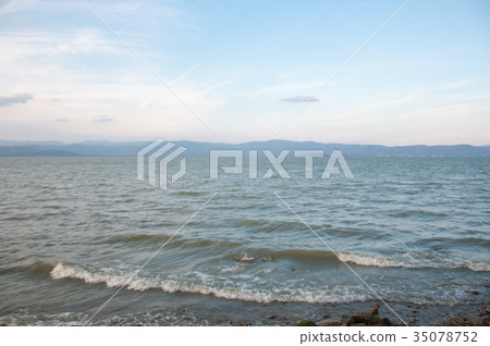 beautiful trasimeno lake in a sunny day 35078752