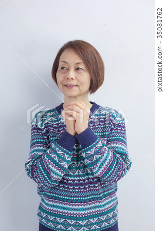 Middle woman portrait 35081762