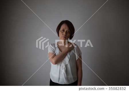 Middle female stiff neck Middle female stiff neck 35082832