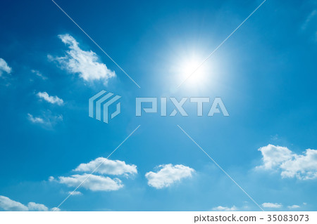 雲彩覆蓋白色藍色梯度大天空清楚的藍天天空風景刷新的天空背景 雲彩覆蓋白色藍色梯度大天空清楚的藍天天空風景刷新的天空背景 35083073