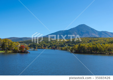 Shirakaba湖和Mt. Tateshina在秋天 35083426