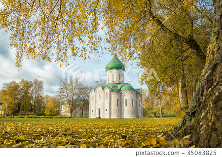 Church in Pereslavl-Zalessky with autumn trees 35083825