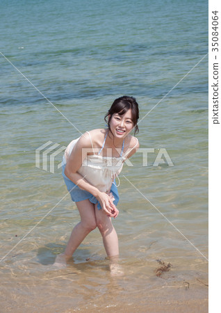 Women playing at the beach 35084064