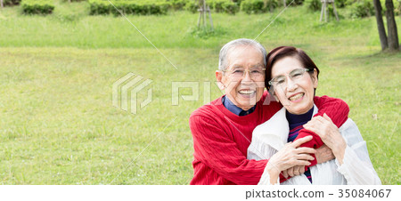 Senior couple 35084067