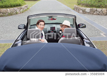 老年夫婦駕駛富裕的人 老年夫婦駕駛富裕的人 35085004