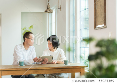 Senior operating tablet device 35085369