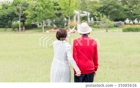 活躍資深年長夫婦後面視圖 活躍資深年長夫婦後面視圖 35085616