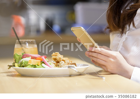 Cooking-Smartphone-Photo 35086182