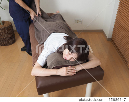 婦女接受按摩 35086347