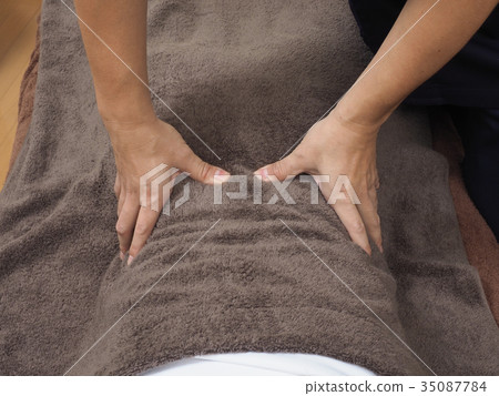 Hand of masseuse pushing waist Hand of masseuse pushing waist 35087784