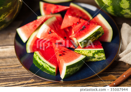 Ripe juicy watermelons 35087944