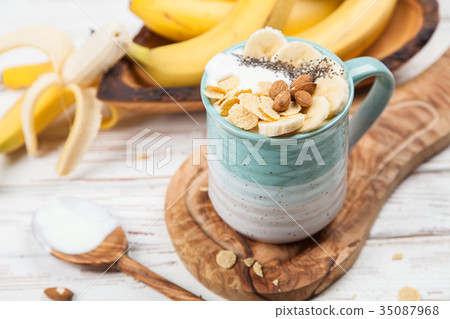 Banana yoghurt with seeds and cornflakes Banana yoghurt with seeds and cornflakes 35087968