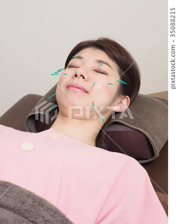 做秀麗針灸的婦女 做秀麗針灸的婦女 35088215