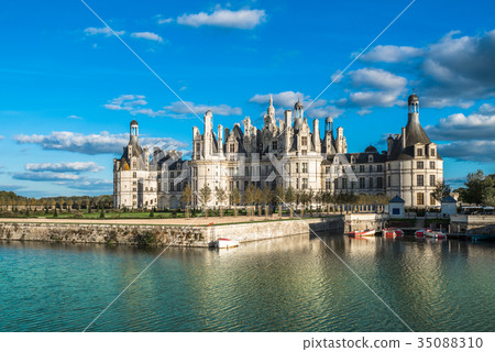 Chateau de Chambord, castle in the Loire Valley 35088310
