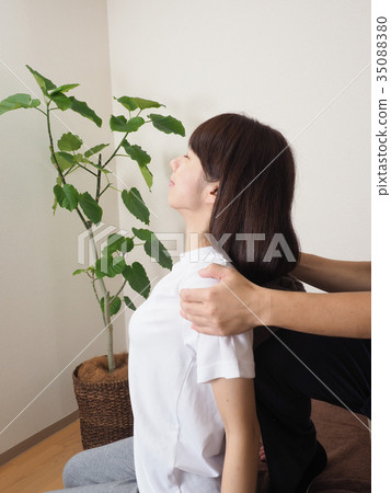 Women receiving massage 35088380