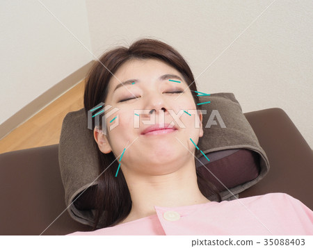 做秀麗針灸的婦女 做秀麗針灸的婦女 35088403