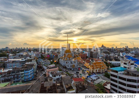 Top view cityscape Wat Trimitr in chinatown  35088987